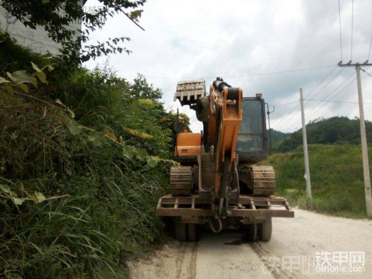 卡特沒地方放臂直接壓在三一大臂油缸上
