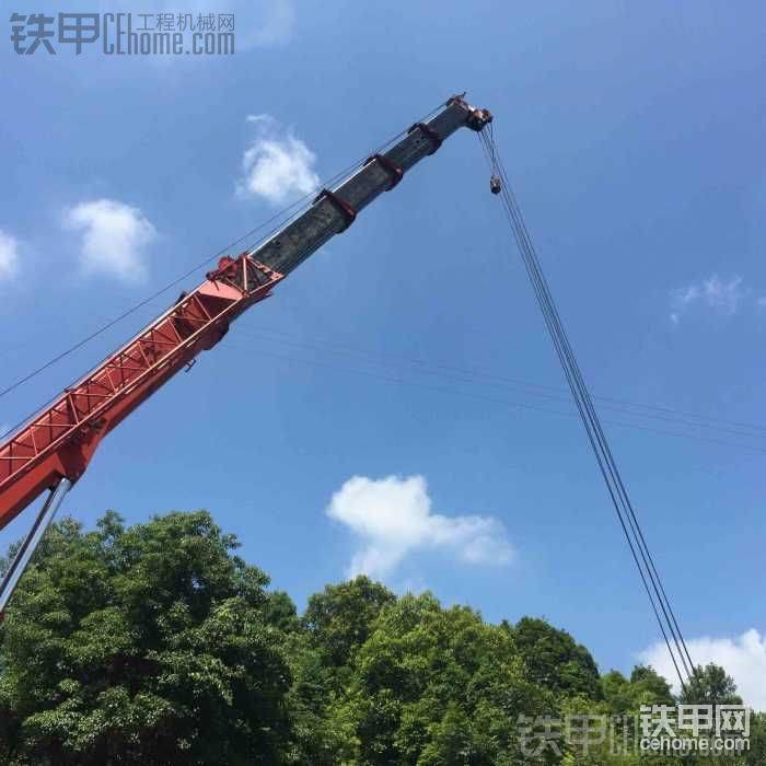 小貨車只有7噸重，但是也敢冒險，慢慢拖著上來，離路近了起吊臂才敢吊起來