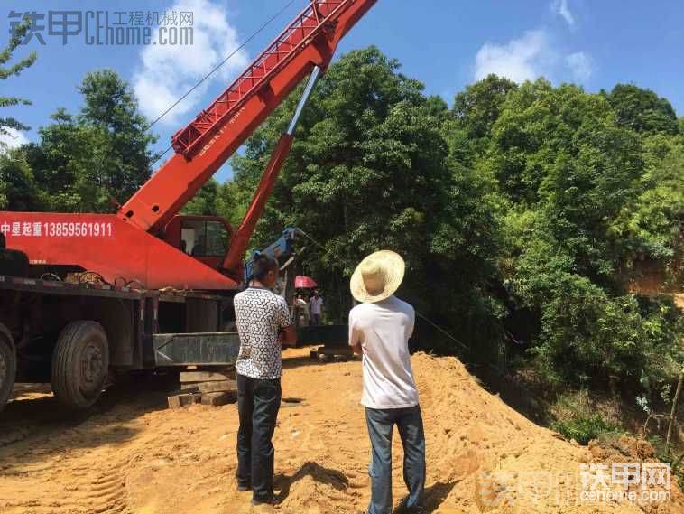 一收鋼絲繩就翹屁股，叫清障拖車(chē)幫忙拖，終于慢慢起來(lái)了