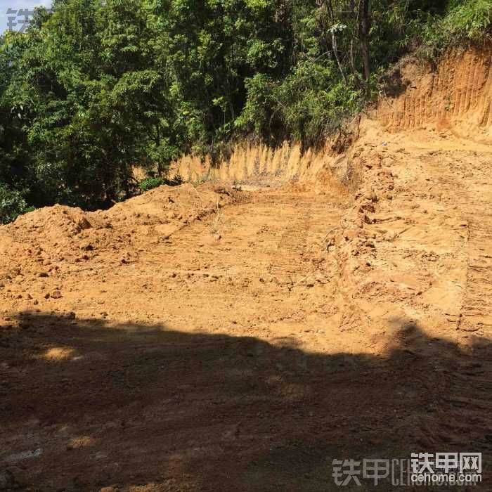 平臺外面有條路的，被土買了，吊車走后重新把路修出來