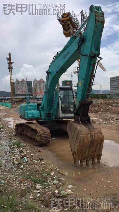 挖掘機(jī)大臂抬起來(lái)車會(huì)抖