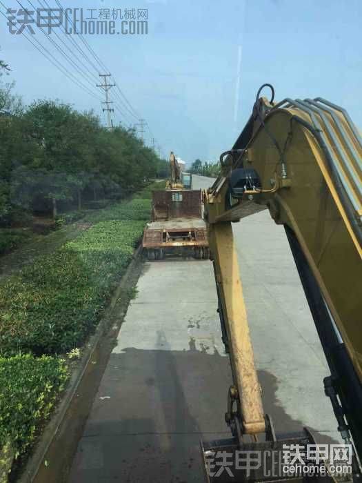 好想開開大挖機(jī)什么感覺、二手320c在我門這邊站了百分之八十、極少有人買新的、可能舊的回本塊吧。