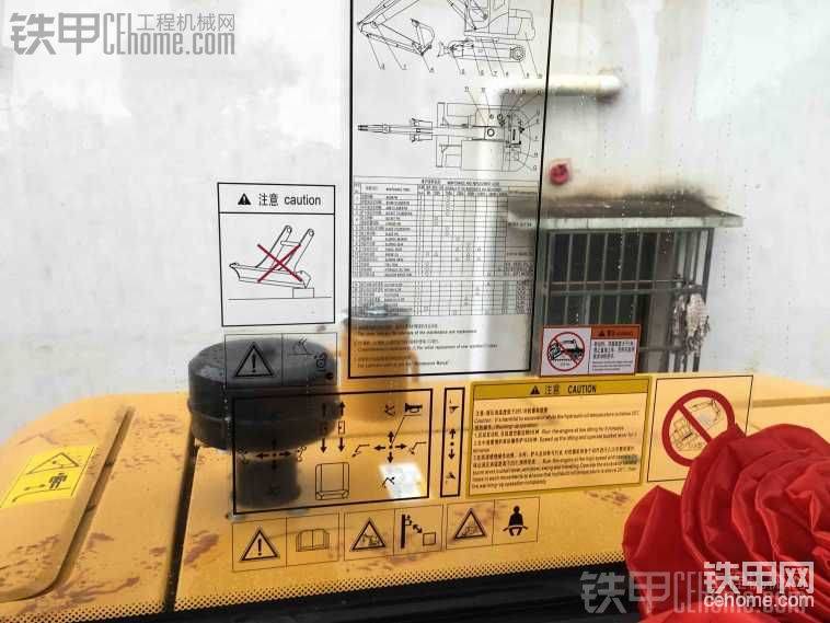 玻璃上的標(biāo)貼各種提示