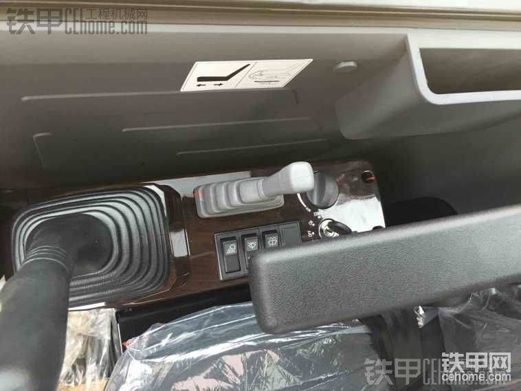 推土鏟操作桿，注意沒邊上有個放東西的.