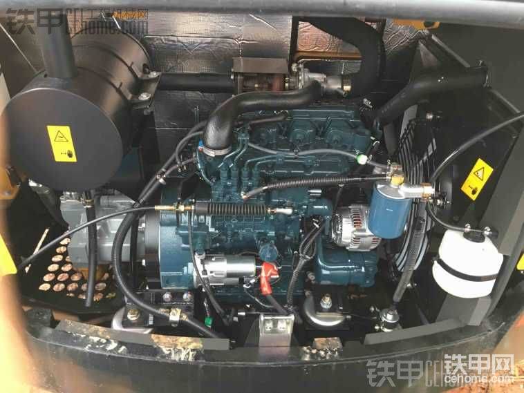 發(fā)動機(jī)，久保田電噴，有點擔(dān)心，不過自己多注意下油質(zhì)就行，多放放油水濾清里的水！