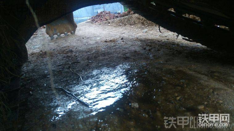 上午爆的管子&nbsp;&nbsp; 換好了&nbsp; 支起來把油倒干凈
