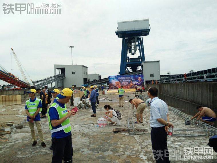 比賽前一天，工作人員正在組裝搭棚廣州這邊的太陽(yáng)還是挺毒的……
