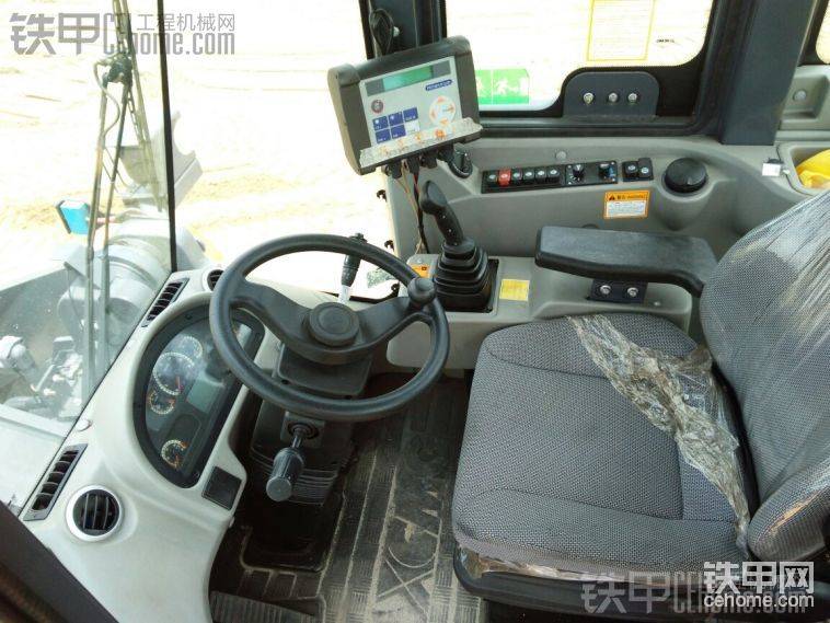 徐工ZL500GV
先導(dǎo)操作手柄，減輕工作中駕駛疲勞，座椅舒適，右手操作時(shí)有扶手，如同再開(kāi)挖機(jī)一樣。
