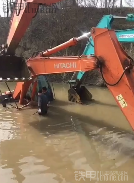 天太热了下去洗个澡差点淹死