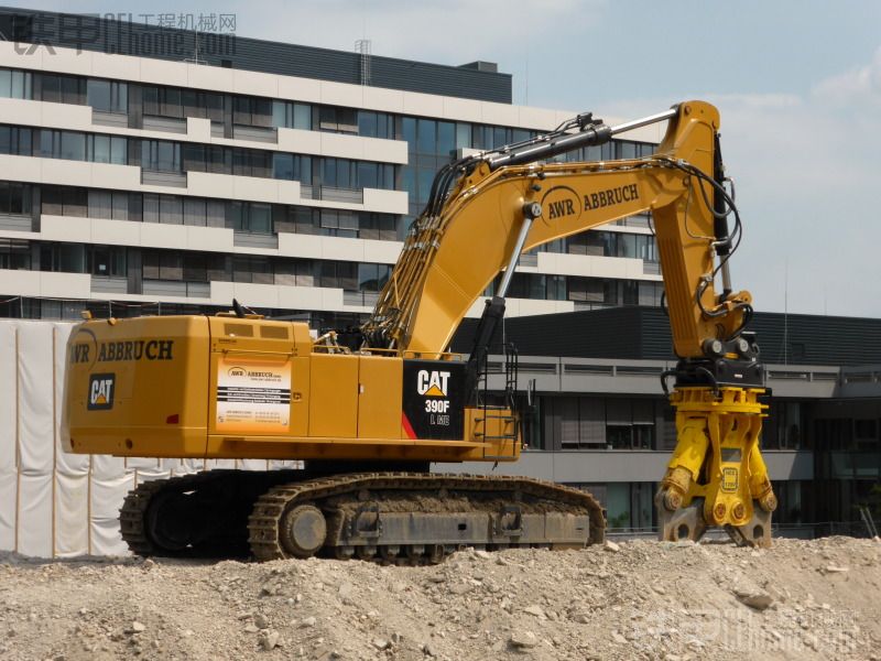 CAT 390F