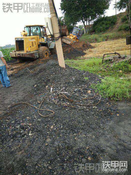 正在清理路面，都是泥，
