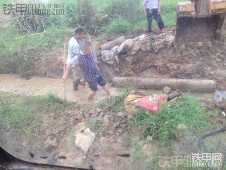 哎，領(lǐng)導(dǎo)就是叉腰指揮的，受不了…