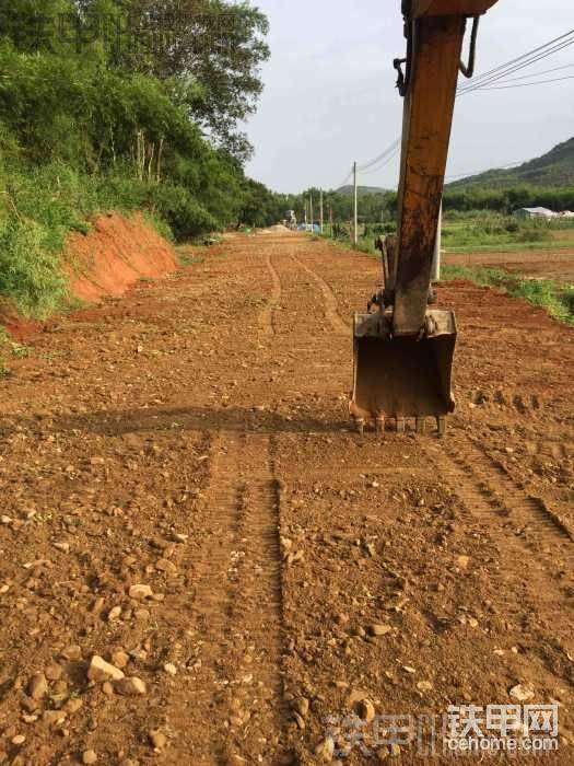 挖機(jī)掃平染后壓路機(jī)壓