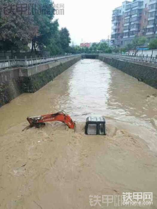 昨天下雨把在河里做事的挖機(jī)淹了