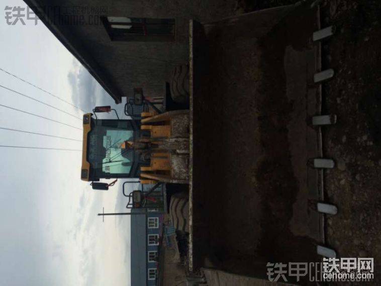   新焊接的斗齒  鏟斗誤裂縫