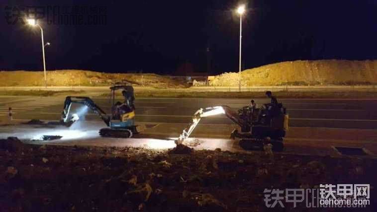 速度與速度。三一空動作速度很快 這是因為他的油缸比久保田細很多分配器分出來的油量一樣大的話久保田就很慢一下。這樣的細就影響了力量。挖硬土的話三一有點吃力。但是久保田非常輕松