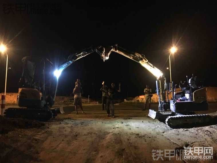 說下外觀。三一16比久保田15要大。車身高 屁股大不是無尾回轉(zhuǎn)。這一點對于微挖來說很重要。因為都在狹小空間作業(yè)有個大屁股很不方便 。大臂小臂都長但是沒有久保田伸得遠挖的深。