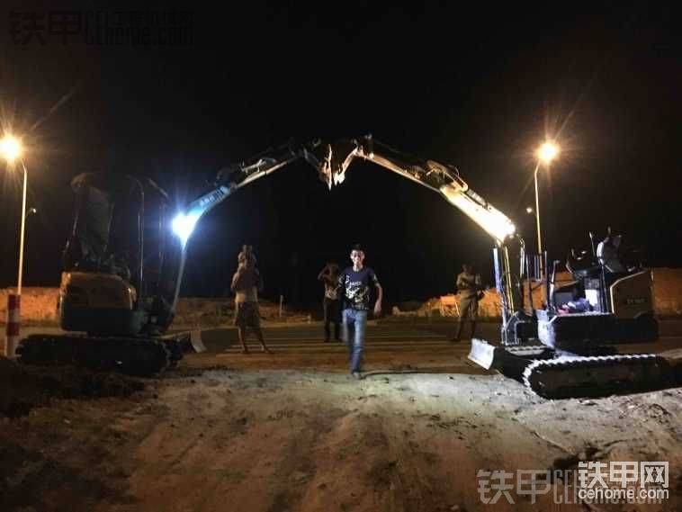 車身高度高也影響了微挖的作用車身高要是在矮的地方作業(yè)就很吃力。視線也不是很好。在車上看挖斗都要歪著頭。