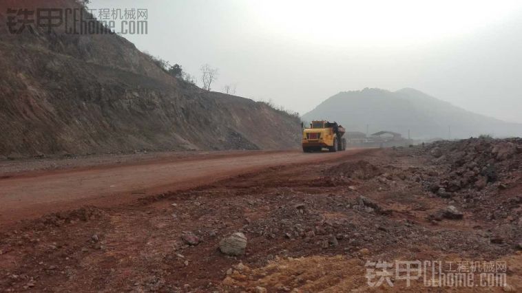 國產(chǎn)鉸接式自卸車