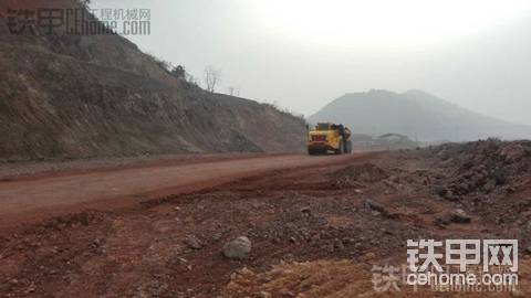 國產鉸接式自卸車