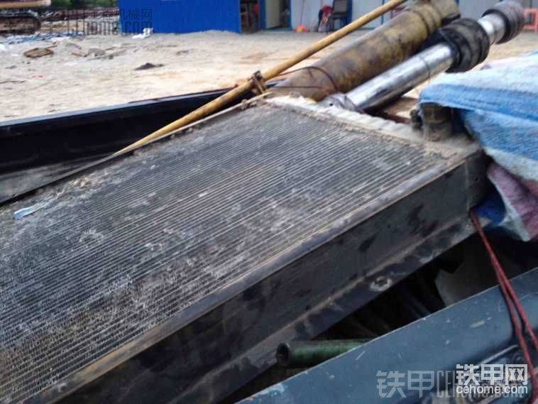 拆了一車(chē)的零件，還有一個(gè)駕駛室不好載，就先放一邊了