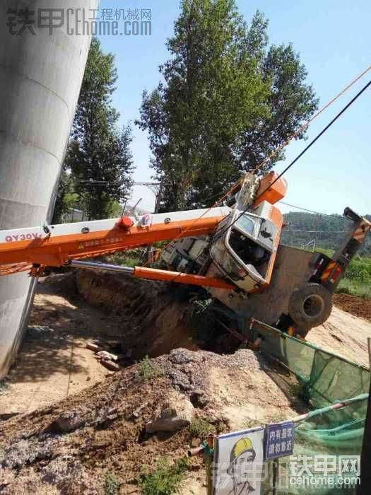 也是紧贴公路，为了不挡道，太贴边了，站车距离和以前是一样的
