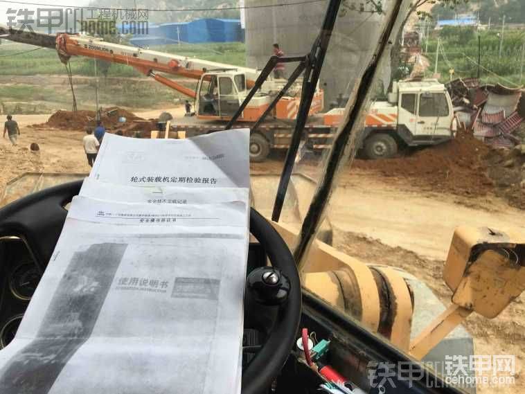 我说过靠背后装的是安全资料，好多人不信，有图为证。司机过分相信现场情况了，雨都泡软了，还敢贴边站腿啊，假如通知调度，拓宽下路，往里站一点点就好了。