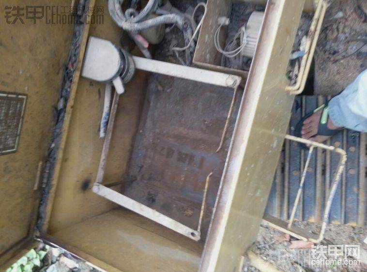 四個(gè)角用4四顆10mm螺絲上緊的用電焊焊著架子的一樣有兩顆被強(qiáng)行擰斷了，架子緊貼著電池的都被剪斷了，這剪工技術(shù)服了
