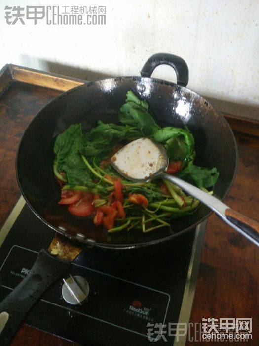 今早上的飯西紅柿青菜下面條，這西紅柿是買(mǎi)的
