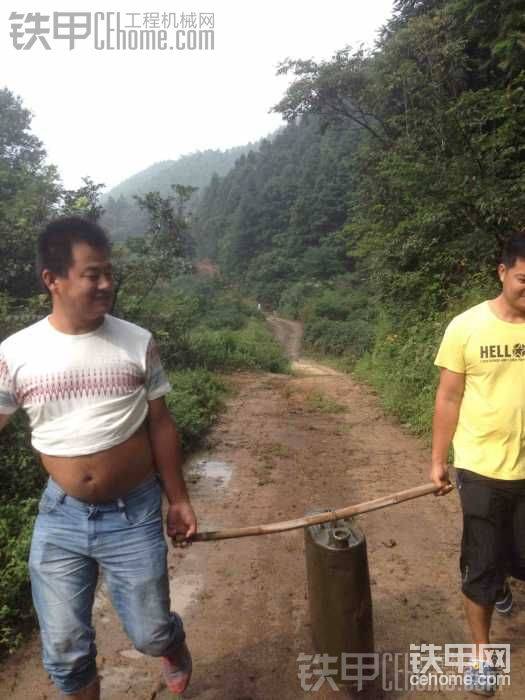 后面還有2個(gè)，我沒(méi)加油，所以沒(méi)有油，只能在前面加油助威，不容易啊，中午吃飯也要走上去…哎，堅(jiān)持。加油啊大家，早點(diǎn)干完，早點(diǎn)撤。