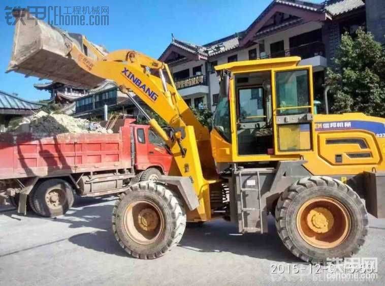 裝車  一百大洋一車 還可以吧   當(dāng)時(shí)機(jī)器價(jià)格高  買的時(shí)候7.3萬(wàn)大洋呢  4105玉柴發(fā)動(dòng)機(jī)  1670-24輪胎  2.3米的輪距   1.2方斗  到目前為止大件沒(méi)動(dòng)過(guò)呢  勁頭給力 
