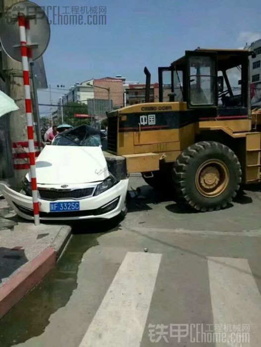 鏟車司機(jī)要帳被打，開車撞死打手