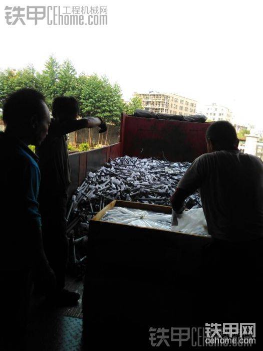 全是成品大螺絲，不知道為什么全部當(dāng)廢品處理了
