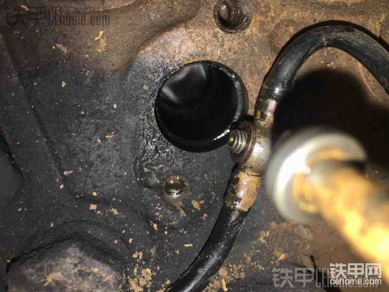 头都进不去，用手机拍了照一看，垫子短一块，上次匆忙，忘换了，那个回油螺丝和固定螺丝势可安止，断过的人在此提醒大家