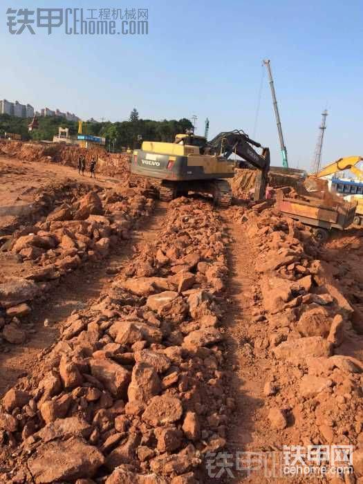 開始跟著勾跟著裝還追不上，后來下面土質(zhì)越來越硬，追到倆挖機屁股貼屁股。后來到底玩不動了，錘子登場！