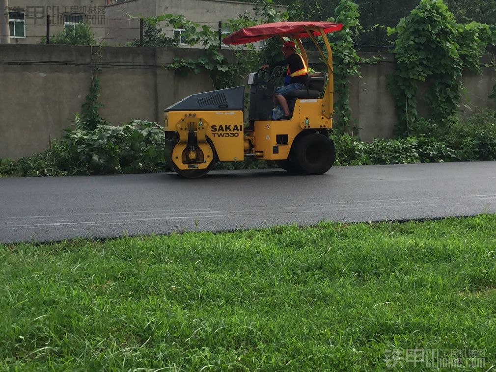 酒井tv330前鋼后膠3噸壓路機(jī)不玩了