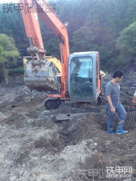 日立兩邊鏈條都掉了，那邊剛裝好，jcm還在那里。