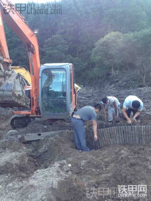 先陷車，日立拉jcm，因?yàn)閖cm有一邊已經(jīng)掉了的，沒上直接干進(jìn)去，我們機(jī)有鏟刀，日立過來拉，拉是拉起來了。