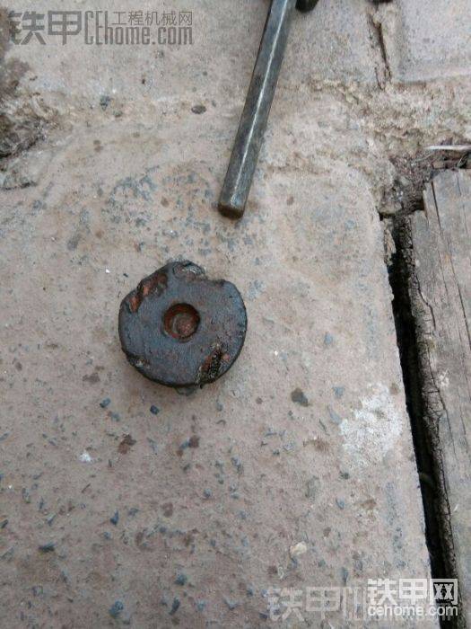 徐工挖機(jī)馬達(dá)的質(zhì)量就這樣，放油螺絲早就拆壞了，這點(diǎn)就可以看出這個(gè)挖機(jī)質(zhì)量怎么樣了，國(guó)產(chǎn)挖機(jī)傷不起，買得便宜用起貴，
