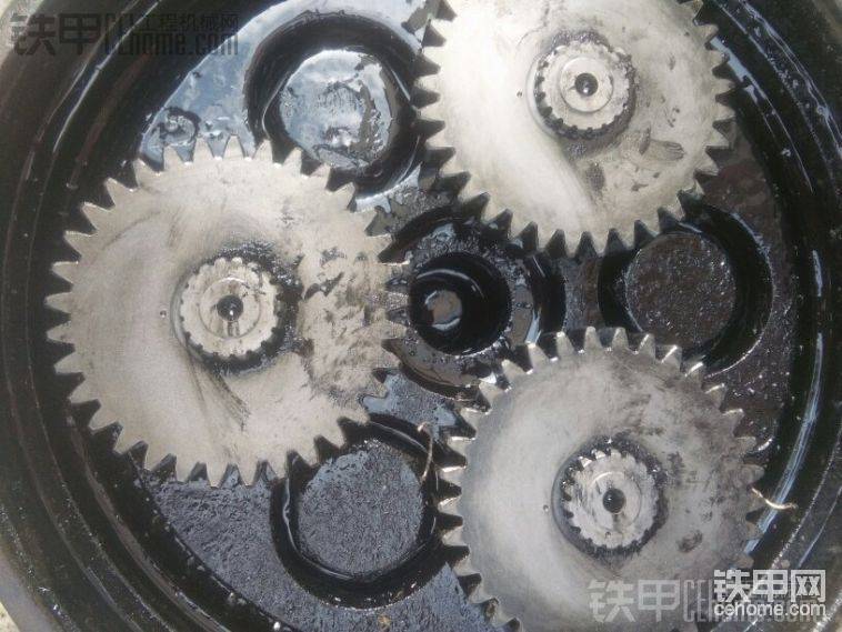 先別拆齒輪，清洗下看看有沒(méi)有計(jì)號(hào)，可以看出是走拐軸的，徐工馬達(dá)比，小松的要短很多，確定記號(hào)后拍照片，做好記號(hào)規(guī)律
