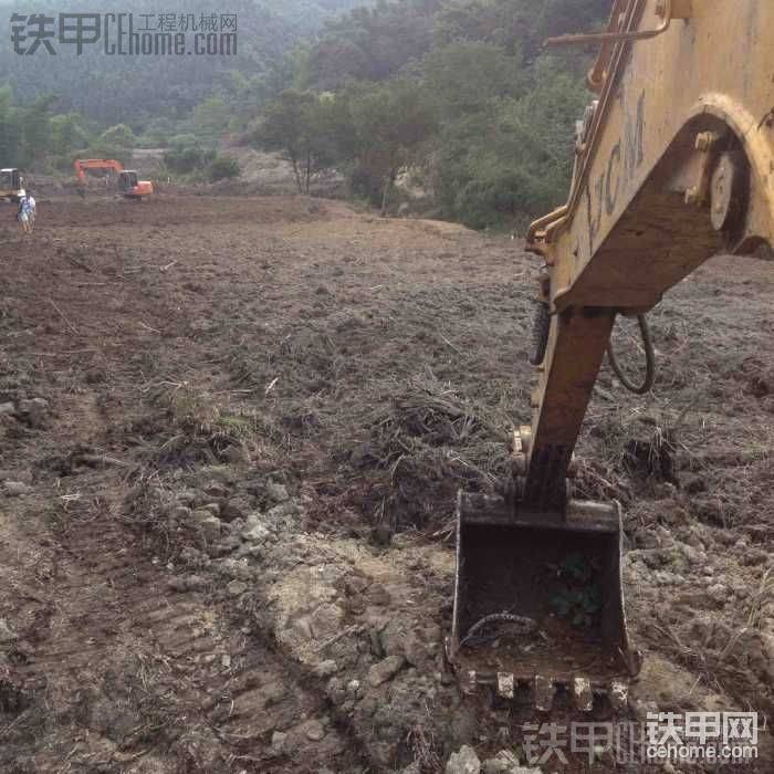 圍觀，，老板也來了，還帶了把砍刀，
