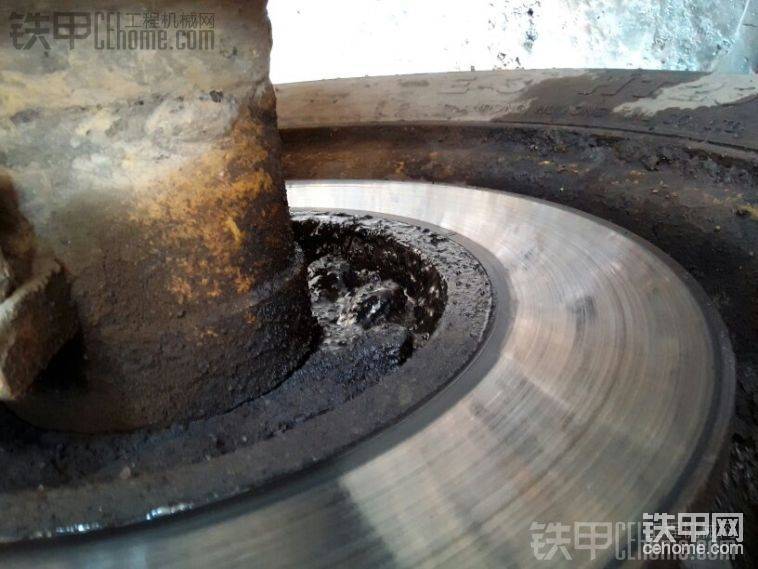 這是前面的輪胎也漏油怎么回事??！
