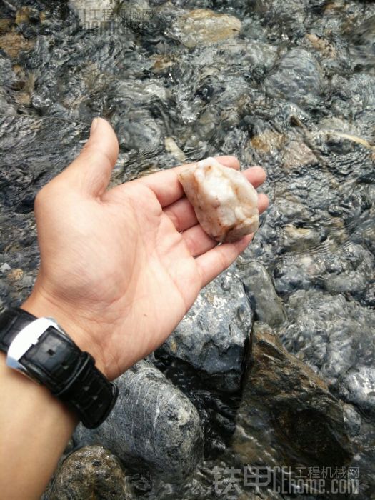 天氣熱，河里洗個腳，撿塊石頭，