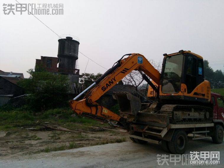 挖機準備到位，等領導發(fā)話開拆
