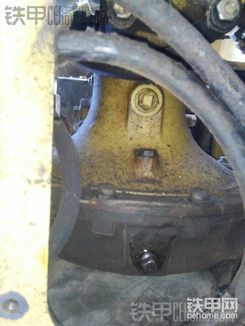 连接发动机那个螺丝是干什么用的，今天拧下来里面有油，我又把他拧上了。
