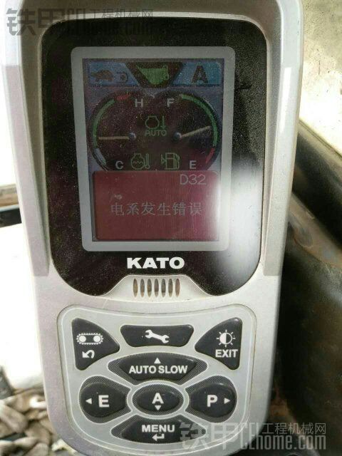 加藤挖机报D32，提大臂冒黑烟