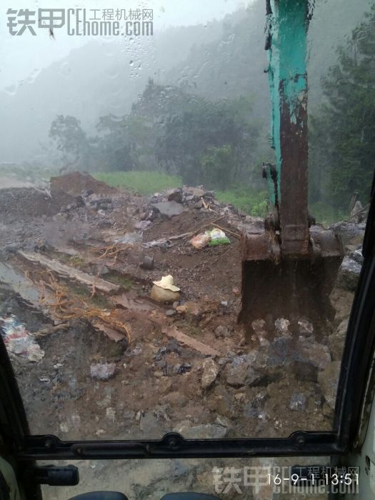 下大雨收工了。