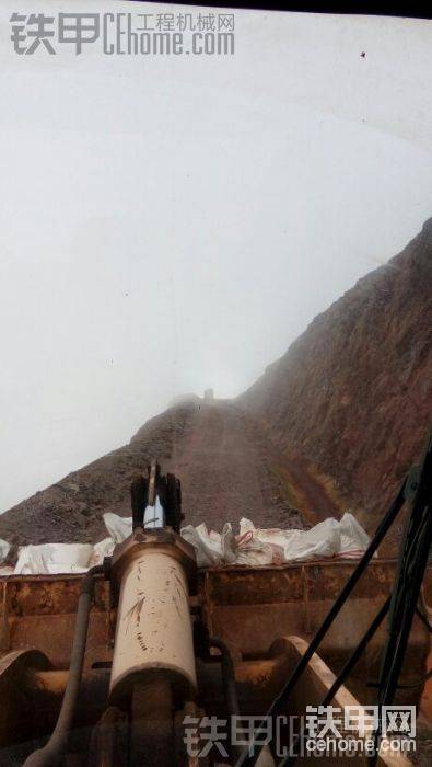 路太陡又小炸藥車上不了&nbsp;&nbsp; 加上又下了雨
