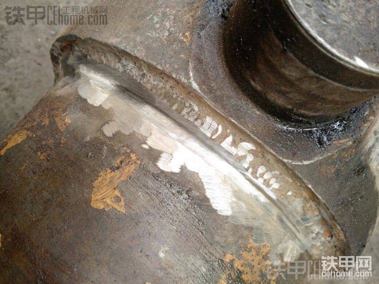 看到了嗎？這里有條小縫。就她漏油。先用手磨機(jī)切槽。割完槽準(zhǔn)備燒電焊。

