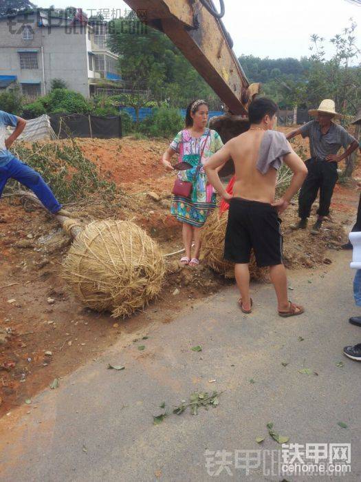 這女的那都不坐非要坐挖斗
